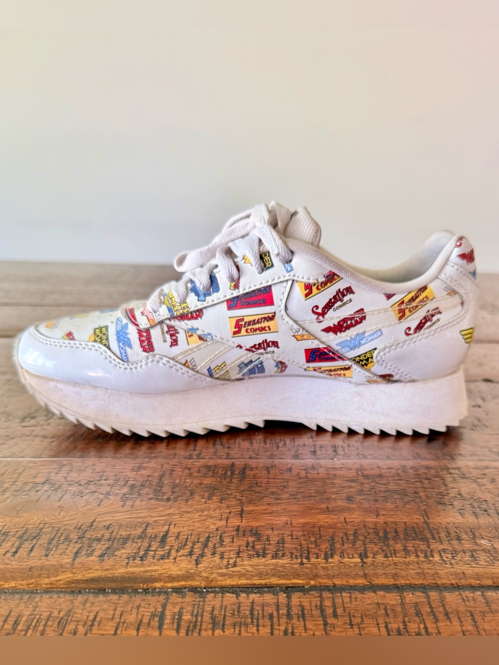 Reebok DC Comics Wonder Woman Retro Logo Orthopedic Running Sneakers SZ.7.5